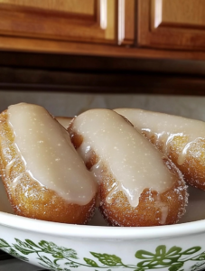 Beignets Sucrés au Glaçage à la Cannelle