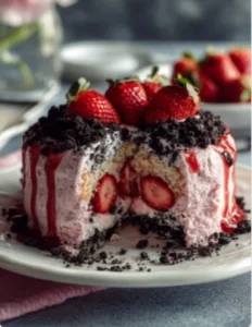 🍓🍪 Sweet & Crunchy Strawberry Cake with Oreo Crumble