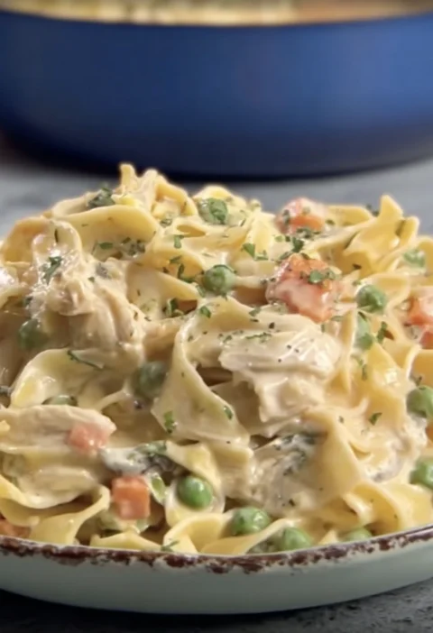 Creamy Chicken Pot Pie Pasta Bake