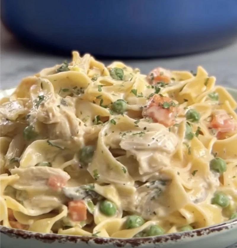 Creamy Chicken Pot Pie Pasta Bake