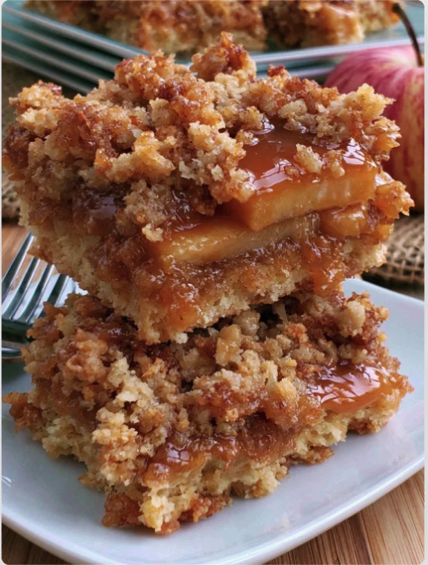 Caramel Apple Crumble Bars